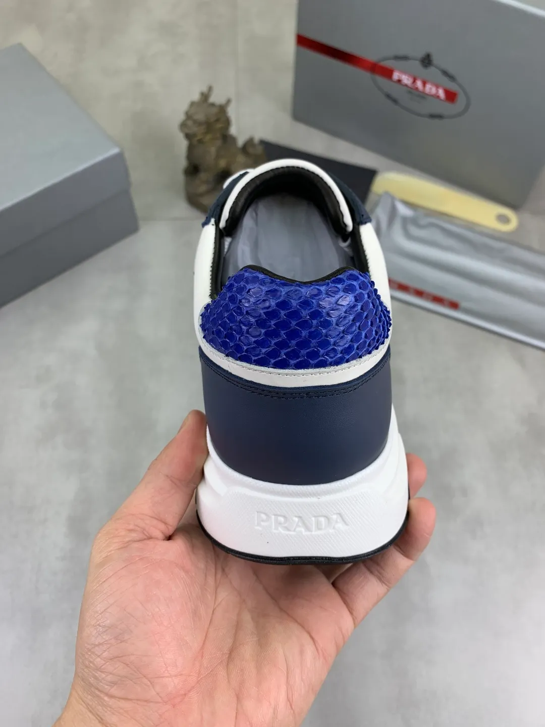 Men's men's shoes💰P580💰【New model】Top quality, new popular models on the official website, which will never go out of style for a century,🆘 The trendy brand (Prada) mainly promotes popular models, avant-garde and versatile fashionable men's shoes, privately molded, with cowhide splicing and 1:1 oil edge treatment... fashionable and simple, original imported cowhide with python skin, cowhide leather lining for feet; the atmosphere and personality are more fashionable, eye-catching and pursuing class. It will subvert the old idea and be a must-have for fashionistas who want to spend time with you! Must keep it! High-end comfortable and low-cost, high-end quality workmanship. Size: 38-44 Various colors available. full package